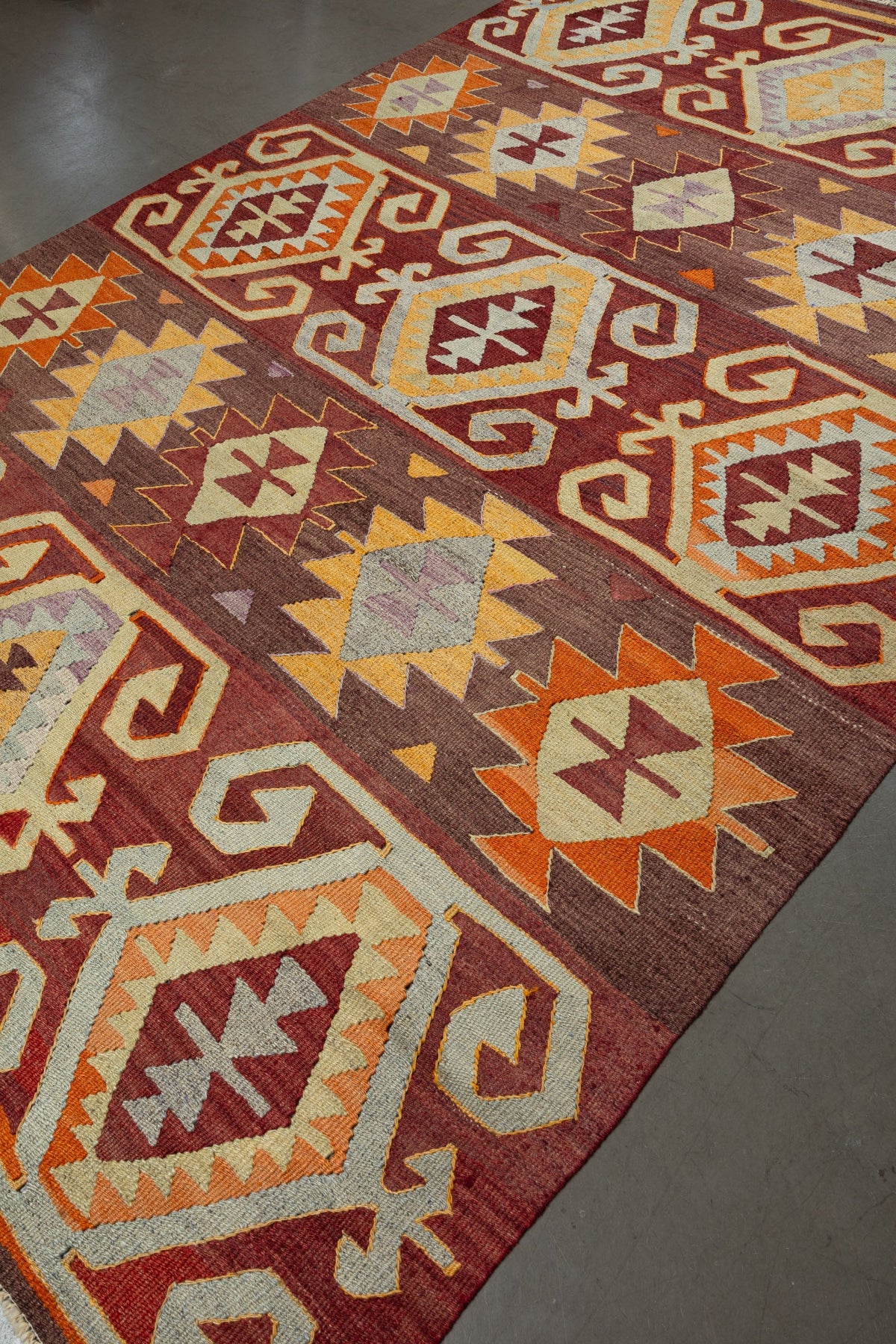 Wild Heart Free Soul Vintage Kelim aus Sivrihisar mit Rautenmuster in Rostrot, Braun, Ockergelb und Flieder